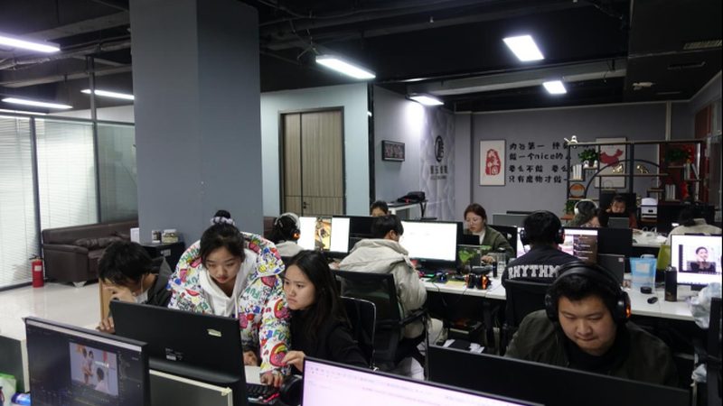 选择文化传媒公司时，要关注公司的资质和实力。以下是一些考察要点：